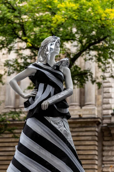 Budapeşte Macaristan 22 Şubat 2020: Geleceğin moda tasarımcıları çalışmalarını göstermek için sokaklarda mankenler giyiyorlar. 