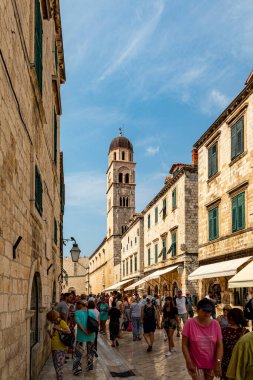  Dubrovnik Hırvatistan 14 Eylül 2019: İnsanlarla birlikte tarihi eski meydanı ve eski Dubrovnik kentinin şehir merkezini izleyin. Avrupa seyahatleri. 
