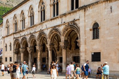  Dubrovnik Hırvatistan 14 Eylül 2019: İnsanlarla birlikte tarihi eski meydanı ve eski Dubrovnik kentinin şehir merkezini izleyin. Avrupa seyahatleri. 