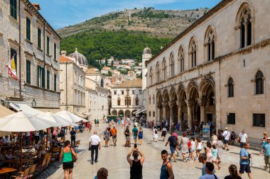  Dubrovnik Hırvatistan 14 Eylül 2019: İnsanlarla birlikte tarihi eski meydanı ve eski Dubrovnik kentinin şehir merkezini izleyin. Avrupa seyahatleri. 