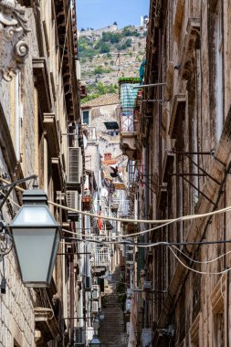  Dubrovnik Hırvatistan 14 Eylül 2019: İnsanlarla birlikte tarihi eski meydanı ve eski Dubrovnik kentinin şehir merkezini izleyin. Avrupa seyahatleri. 