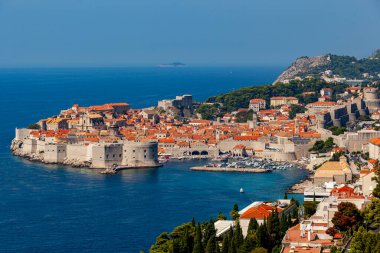   Dubrovnik Hırvatistan. Limanın yamacından ve etrafındaki tepelerden panoramik manzara. 
