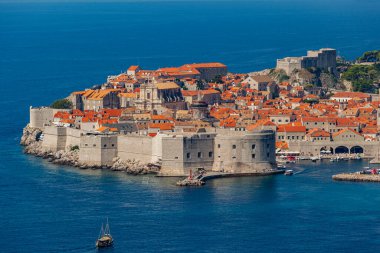   Dubrovnik Hırvatistan. Limanın yamacından ve etrafındaki tepelerden panoramik manzara. 