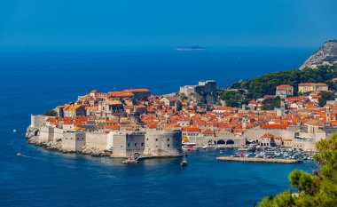   Dubrovnik Hırvatistan. Limanın yamacından ve etrafındaki tepelerden panoramik manzara. 
