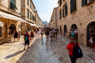  Dubrovnik Hırvatistan 14 Eylül 2019: İnsanlarla birlikte tarihi eski meydanı ve eski Dubrovnik kentinin şehir merkezini izleyin. Avrupa seyahatleri. 