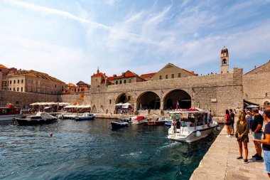  Dubrovnik Hırvatistan 14 Eylül 2019: Eski Dubrovnik kasabasının önündeki körfezin üzerinde turistler antik kentte gezinirken güzel güneşli bir gün. 