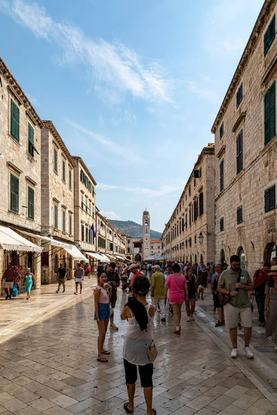  Dubrovnik Hırvatistan 14 Eylül 2019: İnsanlarla birlikte tarihi eski meydanı ve eski Dubrovnik kentinin şehir merkezini izleyin. Avrupa seyahatleri. 