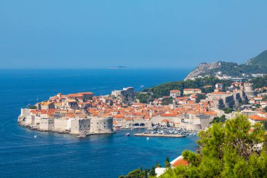   Dubrovnik Hırvatistan. Limanın yamacından ve etrafındaki tepelerden panoramik manzara. 