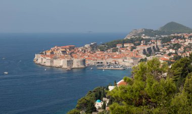   Dubrovnik Hırvatistan. Limanın yamacından ve etrafındaki tepelerden panoramik manzara. 