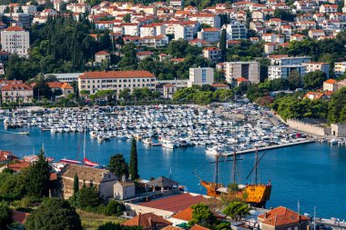  Dubrovnik Batı Limanı Hırvatistan 14 Eylül 2019: Liman ve çevre tepelerden panoramik manzara. 