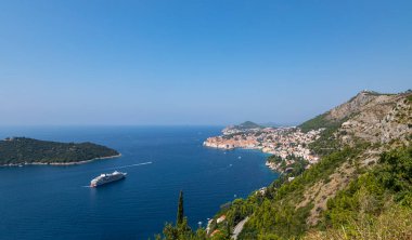    Dubrovnik West limanı Hırvatistan 14 Eylül 2019: Crouse gemileri Batı Limanı 'nda. Yamaçtan görünüm.