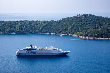    Dubrovnik West limanı Hırvatistan 14 Eylül 2019: Crouse gemileri Batı Limanı 'nda. Yamaçtan görünüm.