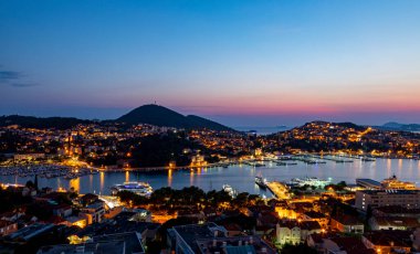    Dubrovnik Batı Limanı Hırvatistan 14 Eylül 2019: Yamaçtan batı limanına geceleri panoramik manzara. 