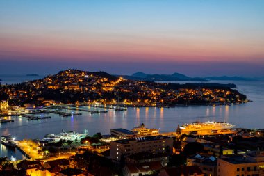    Dubrovnik Batı Limanı Hırvatistan 14 Eylül 2019: Yamaçtan batı limanına geceleri panoramik manzara. 