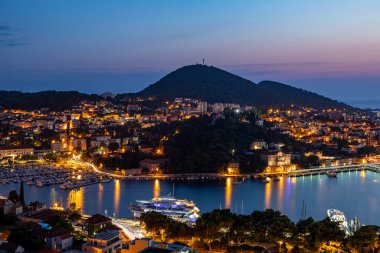    Dubrovnik Batı Limanı Hırvatistan 14 Eylül 2019: Yamaçtan batı limanına geceleri panoramik manzara. 