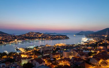    Dubrovnik Batı Limanı Hırvatistan 14 Eylül 2019: Yamaçtan batı limanına geceleri panoramik manzara. 