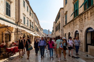  Dubrovnik Hırvatistan 14 Eylül 2019: İnsanlarla birlikte tarihi eski meydanı ve eski Dubrovnik kentinin şehir merkezini izleyin. Avrupa seyahatleri. 
