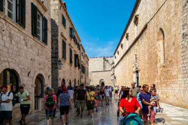  Dubrovnik Hırvatistan 14 Eylül 2019: İnsanlarla birlikte tarihi eski meydanı ve eski Dubrovnik kentinin şehir merkezini izleyin. Avrupa seyahatleri. 