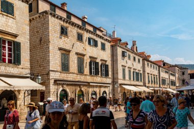  Dubrovnik Hırvatistan 14 Eylül 2019: İnsanlarla birlikte tarihi eski meydanı ve eski Dubrovnik kentinin şehir merkezini izleyin. Avrupa seyahatleri. 
