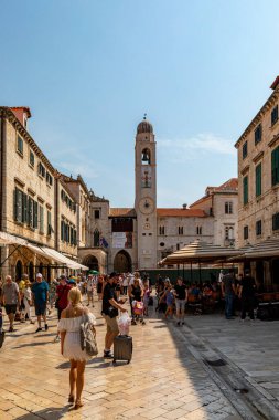  Dubrovnik Hırvatistan 14 Eylül 2019: İnsanlarla birlikte tarihi eski meydanı ve eski Dubrovnik kentinin şehir merkezini izleyin. Avrupa seyahatleri. 