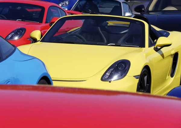 Carros desportivos no parque de estacionamento — Fotografia de Stock