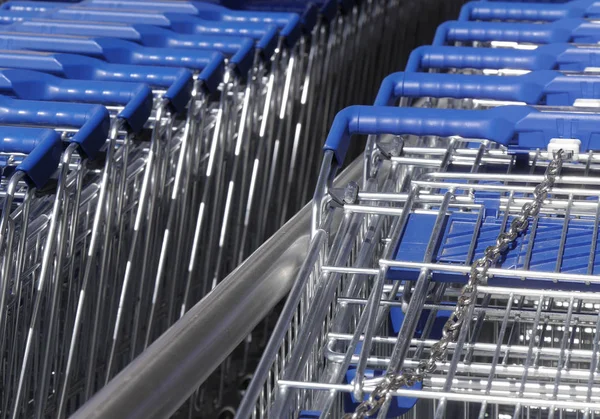 Chained supermarket trolleys — Stock Photo, Image