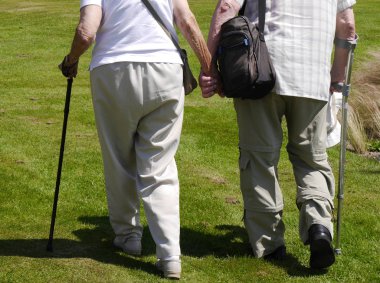 Yaşlı çift yürüyor