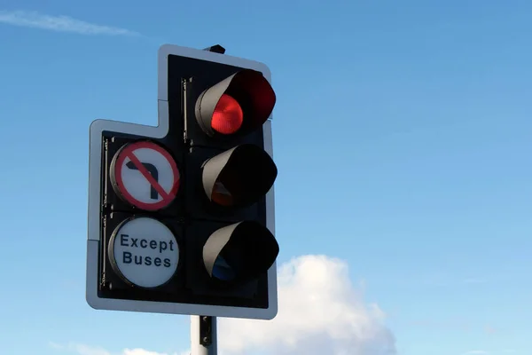Traffic light visar röda stoppskylt — Stockfoto