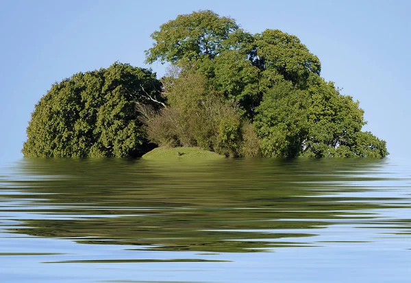 Symulowane wyspa z odbicia wody — Zdjęcie stockowe