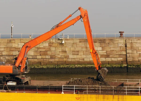 Pogłębiarki w pracy w Whitby North Yorkshire — Zdjęcie stockowe