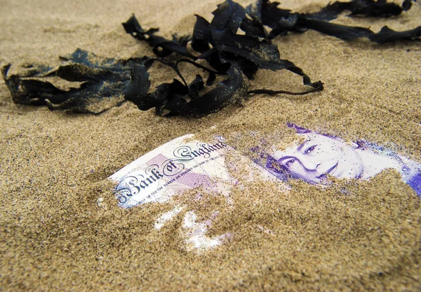 Twenty pound note in sand — Stock Photo, Image
