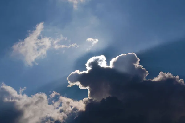 Solen gömmer sig bakom molnen i himlen — Stockfoto