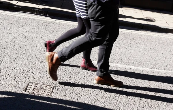 Wandelen in de stad straat shoppers — Stockfoto