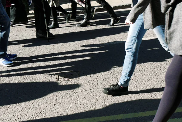 Alışverişçinin bacaklar kalabalık sokakta — Stok fotoğraf