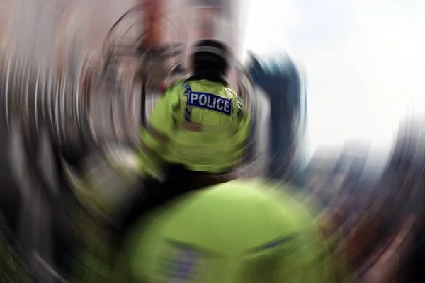 Berittene Polizistin in der Innenstadt — Stockfoto