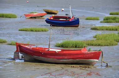 Terk edilmiş küçük tekne