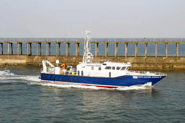 Barco de patrulha de pesca que entra no porto de Whitby — Fotografia de Stock