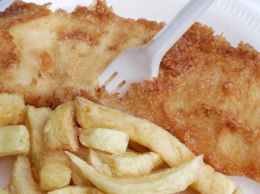 taze pişmiş balık ve cips