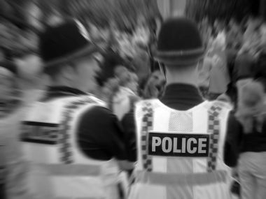 Polis, kalabalığı kontrol