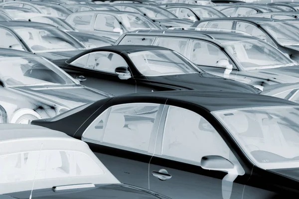 Negativní obraz zaparkovaných automobilů — Stock fotografie