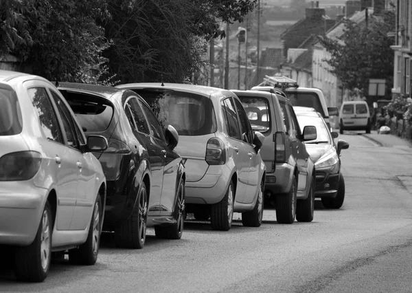 Sokakta park edilmiş arabalar — Stok fotoğraf