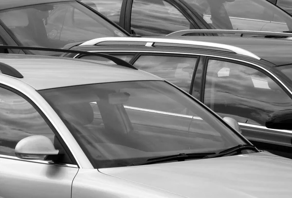 Αυτοκίνητα στο χώρο στάθμευσης αυτοκινήτων — Φωτογραφία Αρχείου