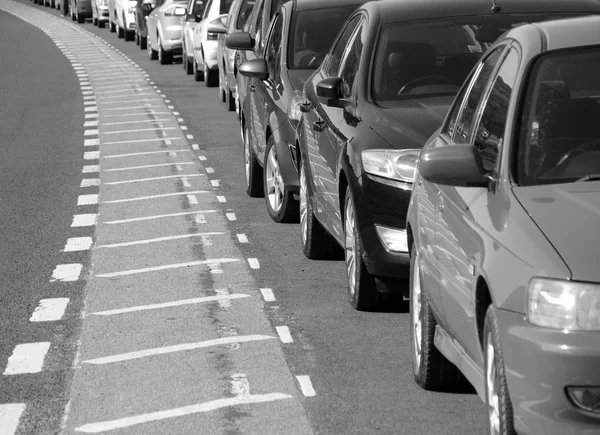 Carros estacionados na estrada — Fotografia de Stock