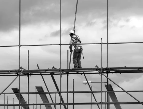 Trabajador de la construcción en andamio — Foto de Stock