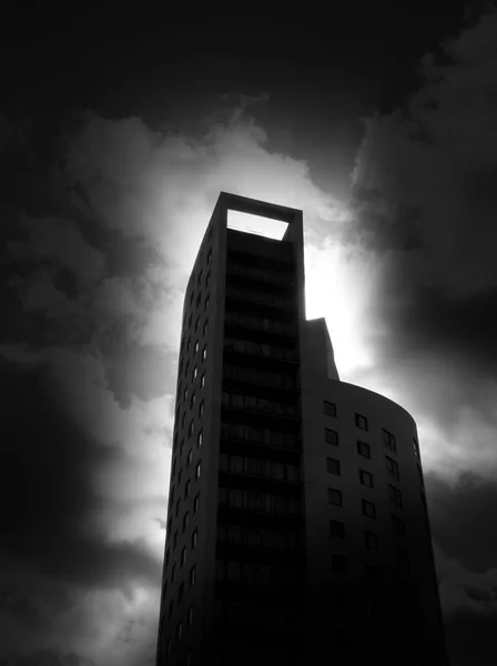 Moody city tower block — Stock Photo, Image