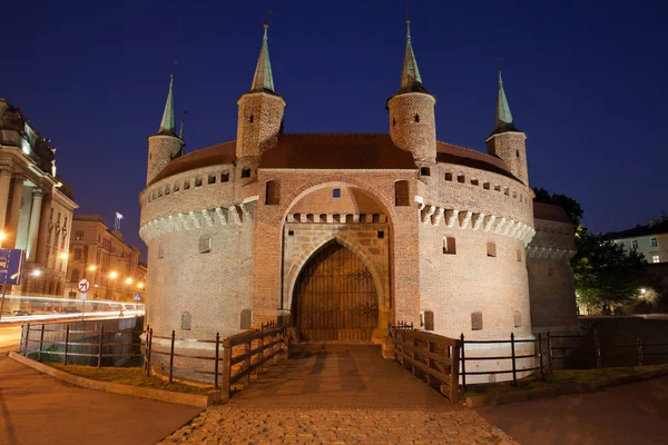 Fortificación Barbican de noche en Cracovia —  Fotos de Stock
