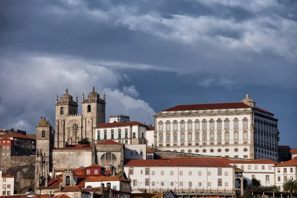 Kathedrale und Bischofspalast in Porto — Stockfoto