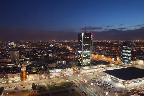 Centrum města Varšava v noci v Polsku — Stock fotografie