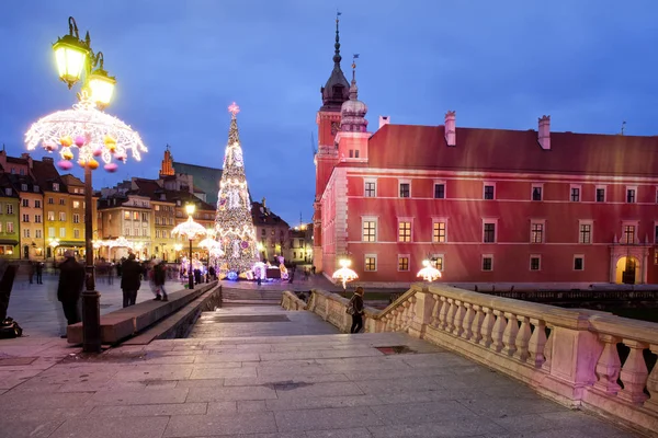 Castillo Real de noche en el casco antiguo de Varsovia —  Fotos de Stock