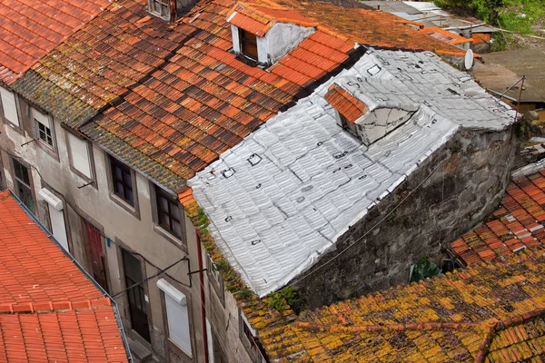 Taškové střechy jedna s izolační fólie — Stock fotografie